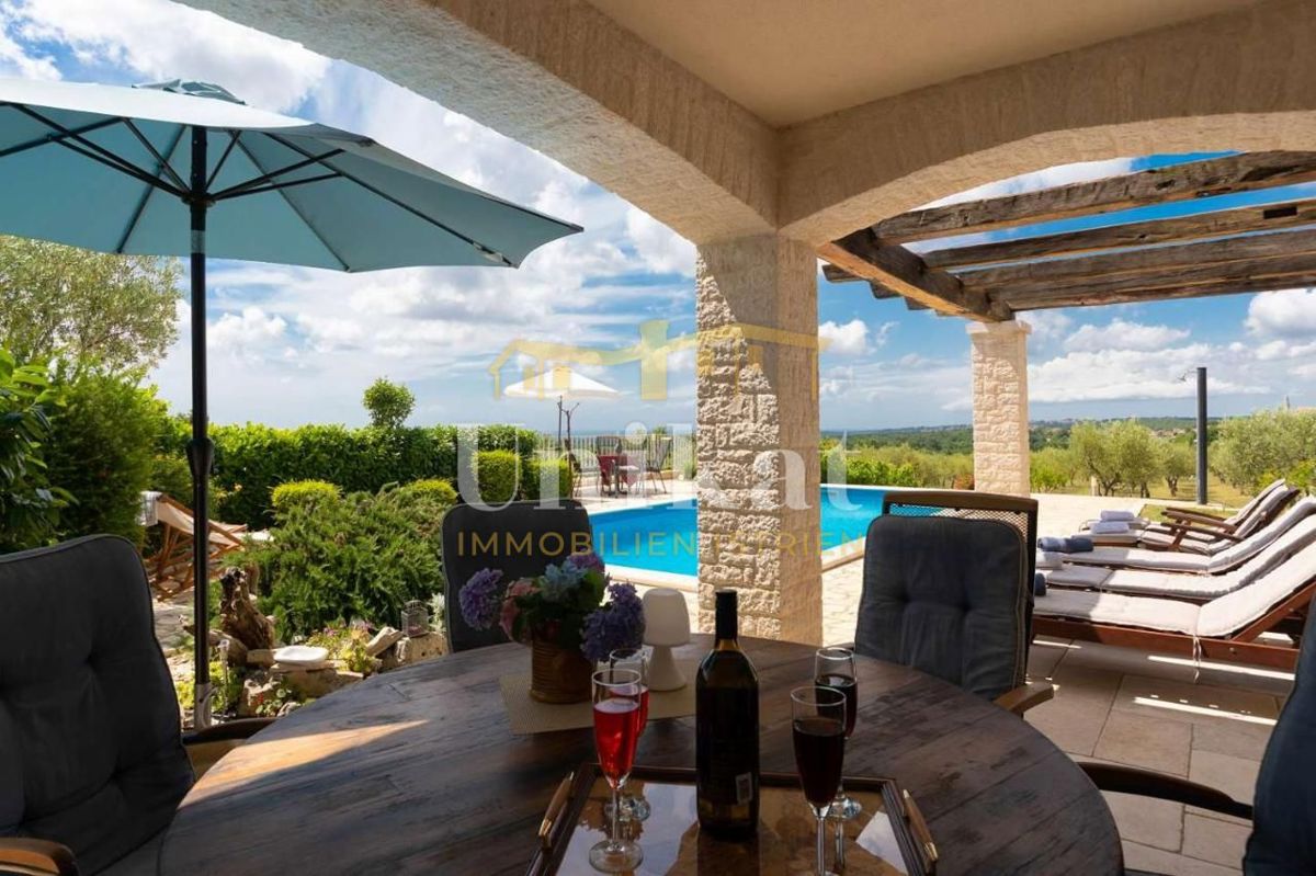 Hiša s bazenom in pogledom na morje